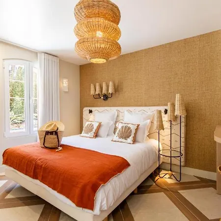Le Clos De La Pinede Avec Ses Luxueuses 300 E Par Chambre Saint-Tropez